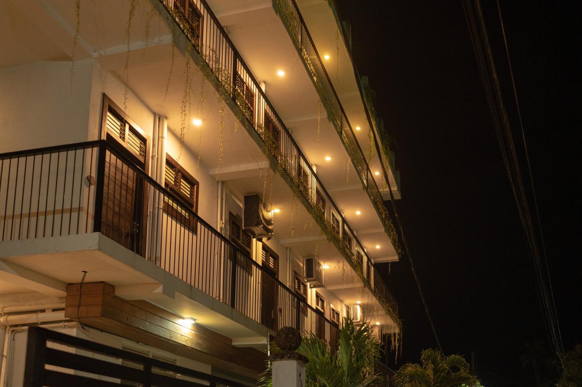 Traveller'S Hotel Hikkaduwa Exterior photo