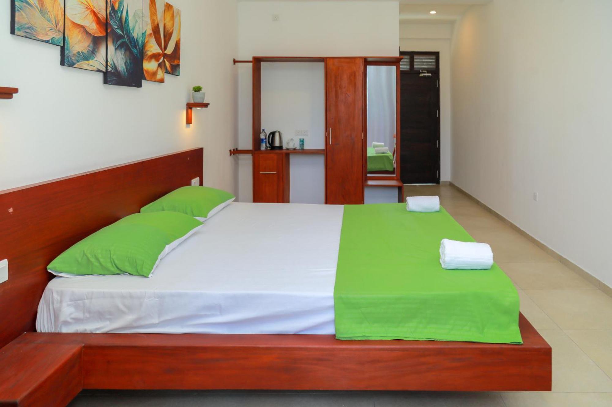 Traveller'S Hotel Hikkaduwa Exterior photo